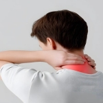 Masa Başında Çalışanlarda Boyun Fıtığı: Ameliyat Gerekmeden Önlenebilir mi